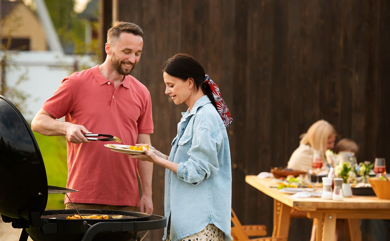 medium-shot-people-cooking-together 2 (1)